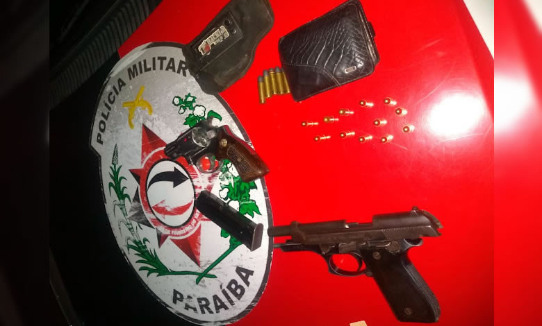 Homem é levado à delegacia após ser flagrado com armas em Cajazeiras