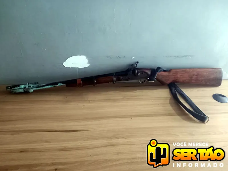 Adolescente é flagrado tentando furtar residência em Sousa e abandona arma caseira