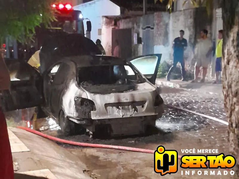 Carro de acusado de estupro é incendiado na cidade de Sousa