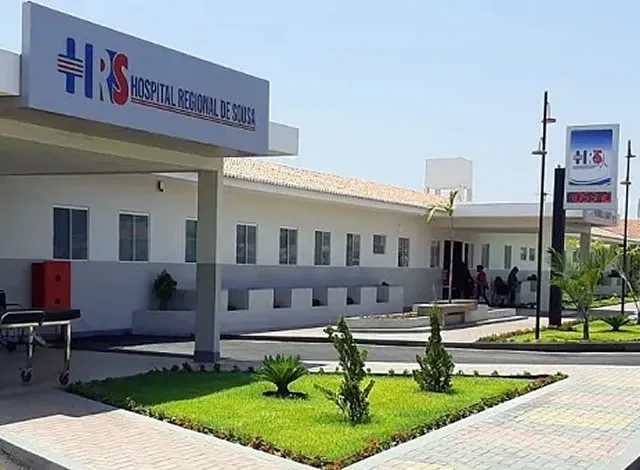 Mulher é socorrida ao hospital após ser agredida pelo seu companheiro, em Sousa
