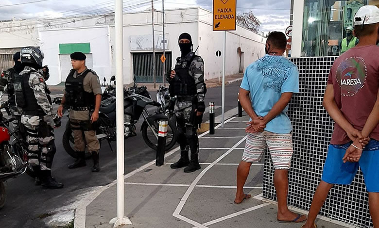 Dupla é levada á delegacia após ser flagrada com drogas na cidade de Cajazeiras