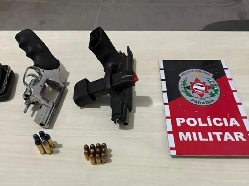 Polícia Militar prende homens e apreende armas, e munições no centro de Cajazeiras