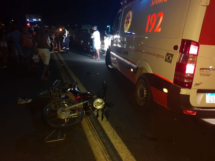 Duas pessoas ficam feridas em acidente envolvendo carro e moto em São João do Rio do Peixe