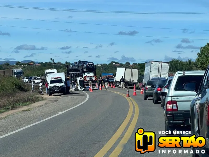Motorista de funerária morre e passageiro fica ferido em acidente grave na BR-230 em Sousa