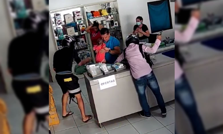 VÍDEO: Dupla armada pratica roubo sob fortes ameaças em loja em Cajazeiras