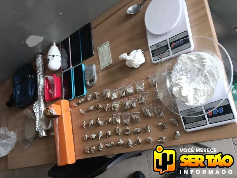 Polícia militar prende homem e desarticula ponto de venda de drogas em Sousa A Polícia Militar desarticulou um ponto de venda de drogas no bairro CEHAP, em Sousa, na manhã de ontem, quinta-feira (19). A ação resultou na prisão de um homem e na detenção de três mulheres, que tentaram impedir a prisã