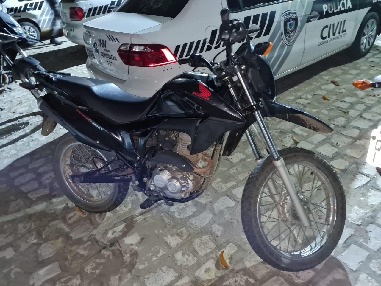 Motocicleta com restrição de roubo apreendida na delegacia em Cajazeiras